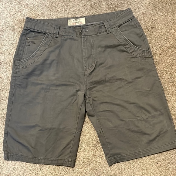 Men’s shorts in brand new condition with seven pockets. - Picture 1 of 2